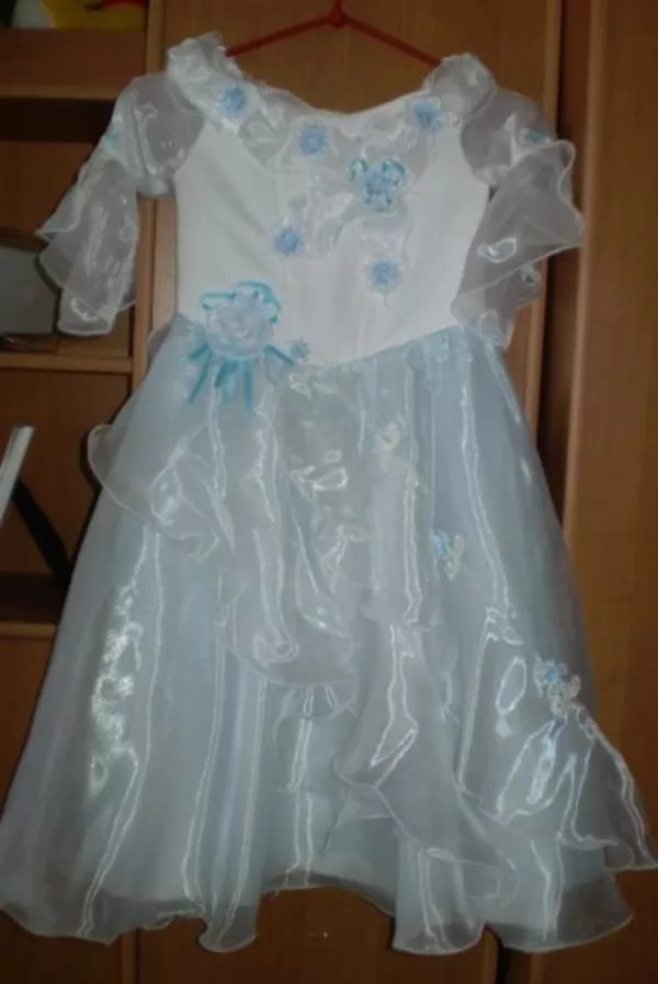 Продам платье нарядное на девочку 6-7 лет
