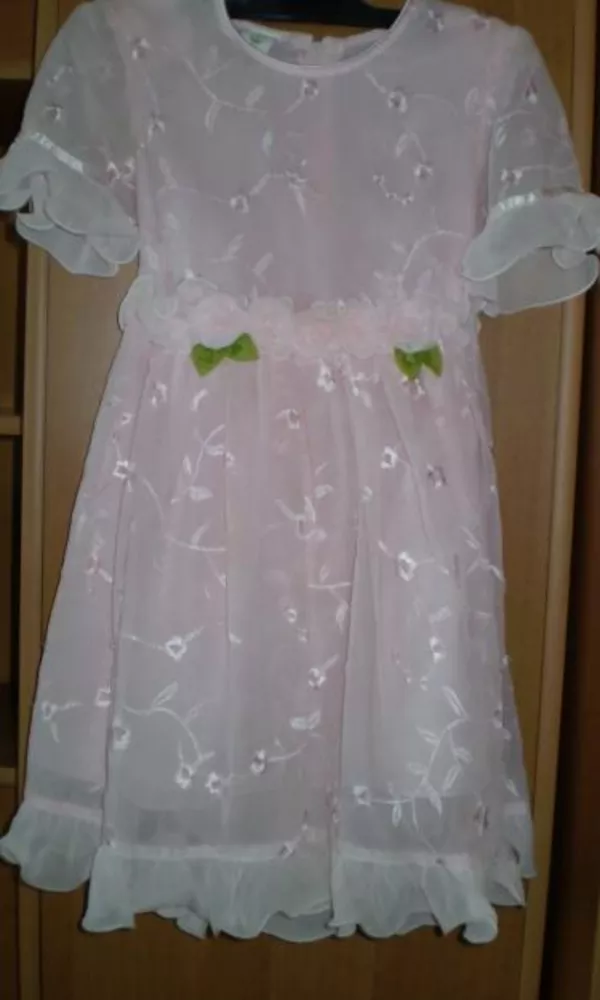 Продам платье нарядное на девочку 5-6 лет
