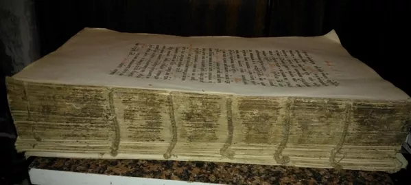 Книжный блок с текстом на старославянском языке